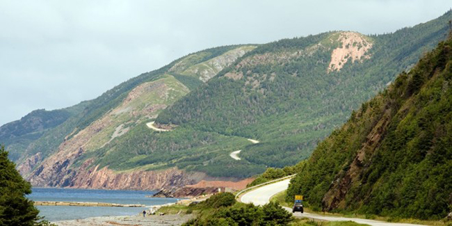 18.&nbsp;Đường mòn Cabot ở tỉnh Nova Scotia là một trong những cung đường có cảnh quan đẹp nhất ở Canada. Do địa hình uốn lượn quanh phần lớn đảo Cape Breton, các tài xế có thể thỏa sức ngắm nhìn cảnh sắc của rừng và biển. Nếu may mắn, bạn có thể trông thấy một vài con cá voi đang bơi.
