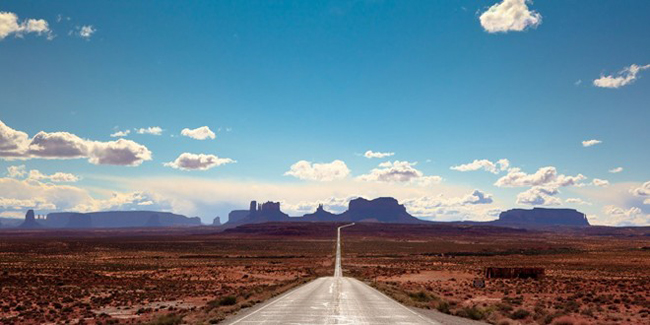 19. Đường Byway163 trải dài từ biên giới Arizona qua thung lũng Monument ở bang Utah, Mỹ. Những tảng đá đỏ và sa mạc trong suốt quãng đường hơn 70 km là điểm hấp dẫn lữ khách khi lái xe qua tuyến đường này.
