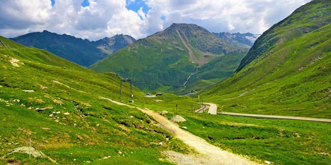 20.&nbsp;Nằm trong lòng dãy núi Alps, đèo Oberalp ở Thụy Sỹ là một con đường nổi tiếng với cánh tài xế châu Âu. Nó chỉ mở vào những tháng hè. Vào mùa đông, tàu là phương tiện di chuyển duy nhất qua đây.
