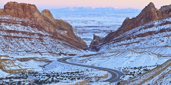 4.&nbsp;Đường Interstate 70 chạy qua bang Utah, Mỹ, trở nên đẹp nhất vào mùa đông. Đặc biệt, khi gió thổi, những bông tuyết trắng phủ lên hẻm núi Wolf Canyon, tạo thành những vệt lốm đốm.
