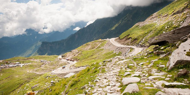 3. Đường đèo Rohtang:&nbsp;Nằm ở độ cao 4 km so với mực nước biển, con đường quanh đèo Rohtang ở Ấn Độ sở hữu địa thế quanh co, khúc khuỷu. Lái xe qua con đường này là một việc không hề dễ dàng, đòi hỏi bạn phải rất cẩn trọng. Vẻ huyền ảo của những dãy núi vờn mây cùng dòng sông băng bao quanh luôn khiến khách lữ hành mê đắm.
