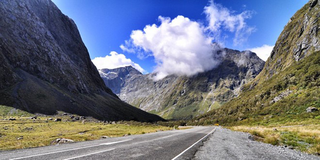 6.&nbsp;Đường Milford tại New Zealand trải dài 230 km qua vườn quốc gia Fiordland và nằm ở trung tâm của dãy núi Southern Alps. Đây cũng là tuyến đường đi qua Milford Sound - một trong những địa điểm mà nhà sản xuất phim "Chúa tể của những chiếc nhẫn" chọn làm bối cảnh.
