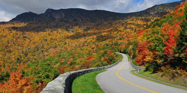 7.&nbsp;Con đường Blue Ridge Parkway kéo dài từ bang Bắc Carolina tới bang Virginia, Mỹ. Nơi đây nổi tiếng bởi những dãy núi hiểm trở và cao nguyên Appalachia.
