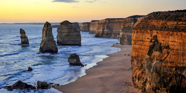 9.&nbsp;Dọc theo tuyến đường Great Ocean tuyệt đẹp tại Australia, bạn có thể quan sát những vách đá vôi khổng lồ mang tên Twelve Apostles (12 Tông đồ). Những trạm quan sát cá voi, khu rừng mưa hay các công viên quốc gia cũng là những điểm khám phá thú vị, trải dài quanh Great Ocean.
