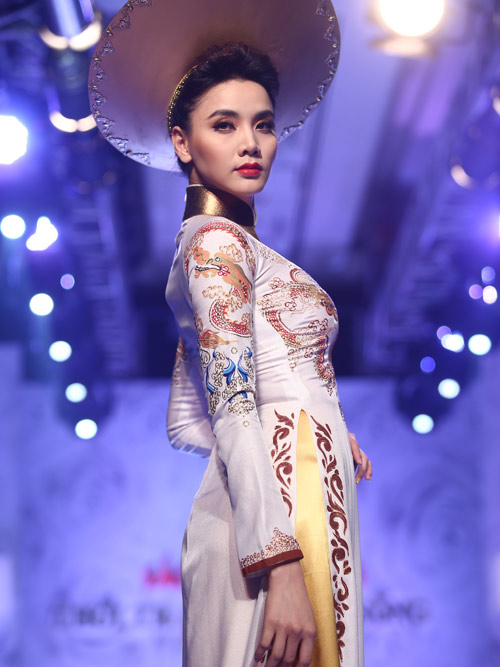 Trang Nhung quyến rũ trở lại sàn catwalk - 4