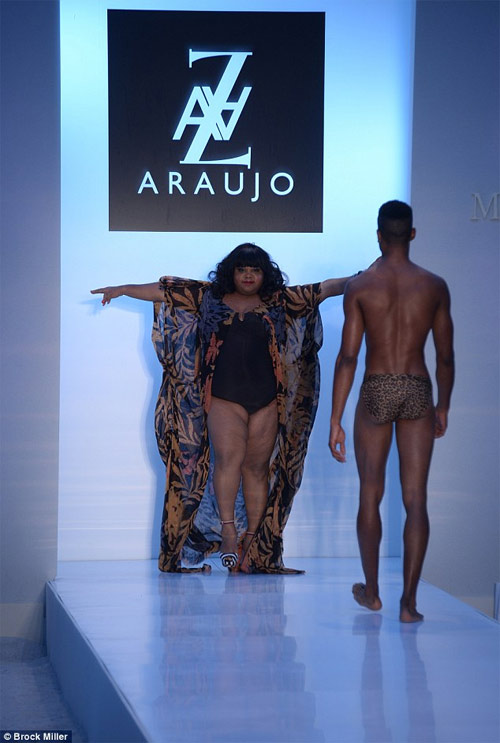 "Người đẹp ngàn cân" rung chuyển sàn diễn áo tắm - 3