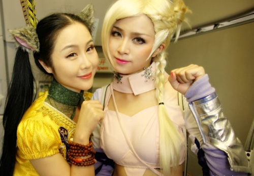 Tiếp viên hàng không mặc cosplay gây xôn xao - 9