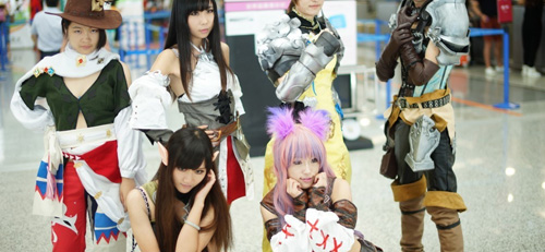 Tiếp viên hàng không mặc cosplay gây xôn xao - 2