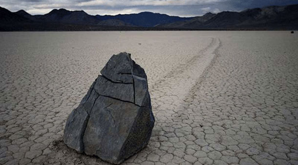 Bí ẩn những hòn đá biết đi ở Thung lũng chết - 1