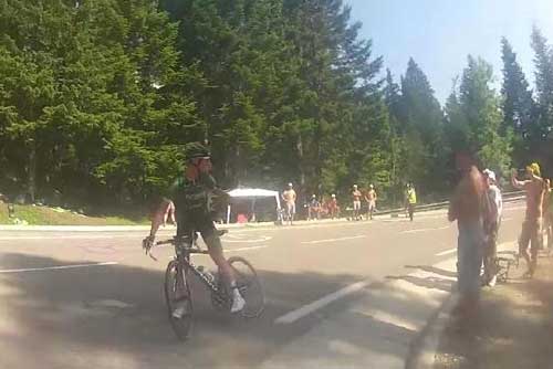 Tour de France: Cua-rơ dừng xe đôi co với fan - 1
