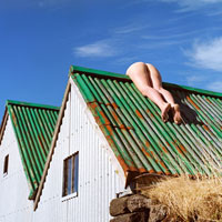 “Sốc“ với cô gái khỏa thân nằm vắt vẻo trên mái nhà