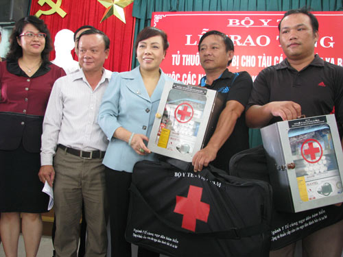 Bộ trưởng Bộ Y tế trao hơn 250 tủ thuốc cho ngư dân - 1