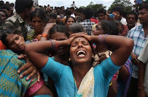 Ấn Độ: Tàu hỏa đâm xe buýt, 13 người thiệt mạng - 1