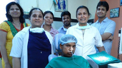 Ấn Độ: Bác sĩ kiệt sức vì cậu bé có 260 chiếc răng - 1