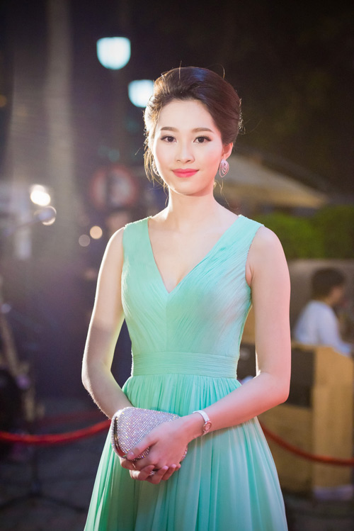 Hoa hậu Đặng Thu Thảo khoe vai trần gợi cảm