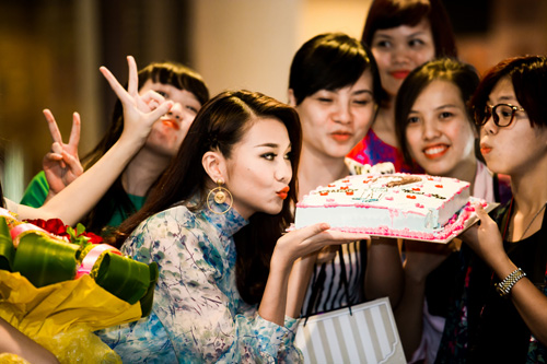 Thanh Hằng đón sinh nhật muộn ở Hà Nội - 4