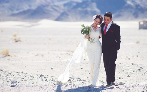 Kim Hiền say đắm hôn chồng sắp cưới trên sa mạc - 1