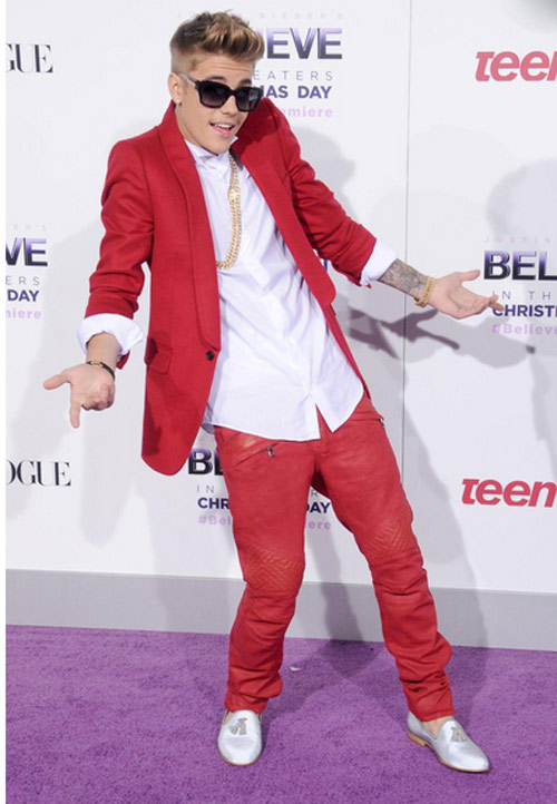 Justin Bieber săn đón "máy bay bà già" siêu gợi cảm - 1