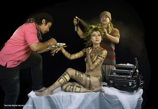 Hình ảnh ghi lại khoảnh khắc hậu kỳ vất vả của&nbsp;nghệ sỹ bodypainting
