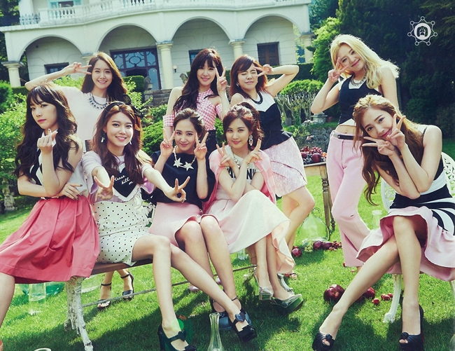 SNSD được gọi là nhóm nhạc nữ quốc dân. Với 9 thành viên, SNSD đã dần khẳng định vị trí không chỉ ở Hàn Quốc mà còn khắp châu Á
