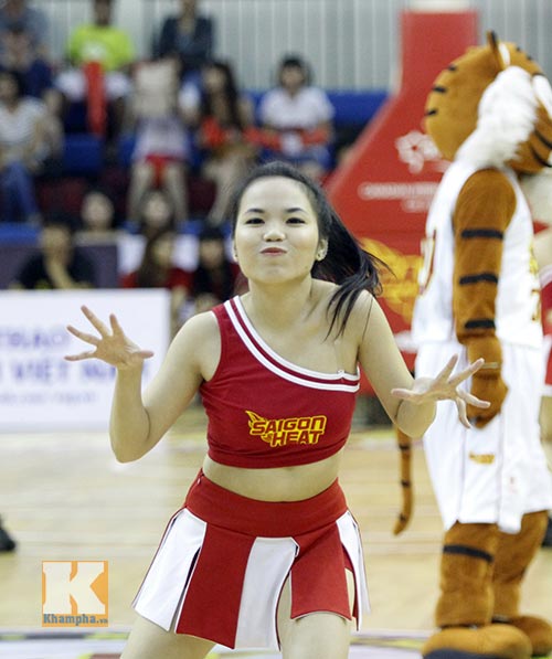 Dàn hotgirl "bốc lửa" cổ vũ Saigon Heat - 2