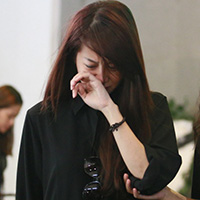 Bạn trẻ - Cuộc sống - An Nguy khóc nức nở trước linh cữu Toàn Shinoda