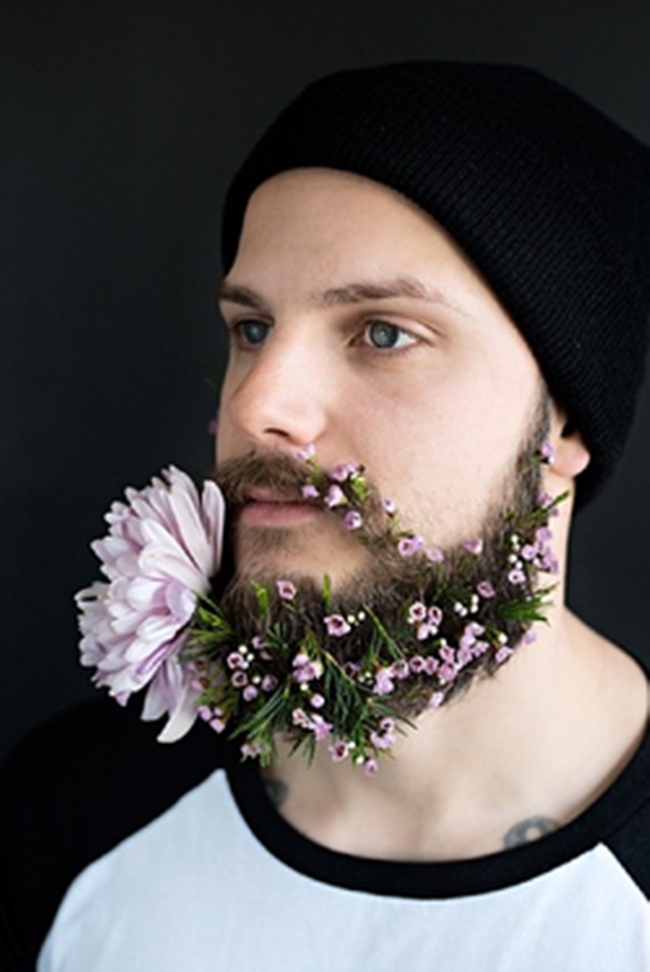 Flower beards nhanh chóng trở thành một trào lưu. Nhiều đàn ông trang trí râu của mình với những cánh hoa tươi nhiều màu sắc.
