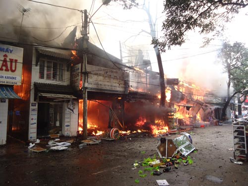 Cháy lớn tại TP Buôn Ma Thuột, 11 cửa hàng bị thiêu rụi - 1