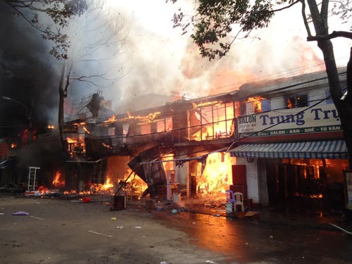 Cháy lớn tại TP Buôn Ma Thuột, 11 cửa hàng bị thiêu rụi - 2