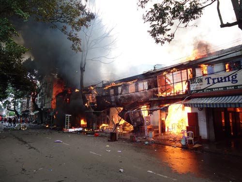 Cháy lớn tại TP Buôn Ma Thuột, 11 cửa hàng bị thiêu rụi - 3
