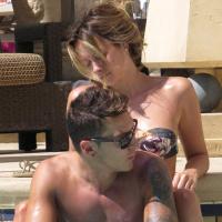 Bóng đá - "Bỏ mặc" Arsenal, Ozil say sưa bên bạn gái bốc lửa