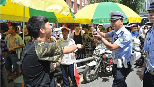 TQ: Vi phạm giao thông, thiếu niên gọi bố đến đánh CSGT - 2