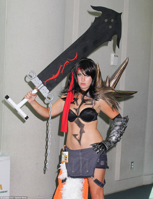 Hàng trăm fan nữ điện ảnh bị quấy rối vì mặc khêu gợi - 5