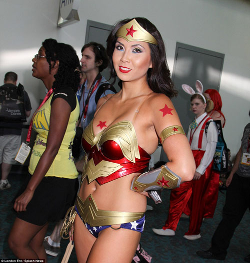 Hàng trăm fan nữ điện ảnh bị quấy rối vì mặc khêu gợi - 6