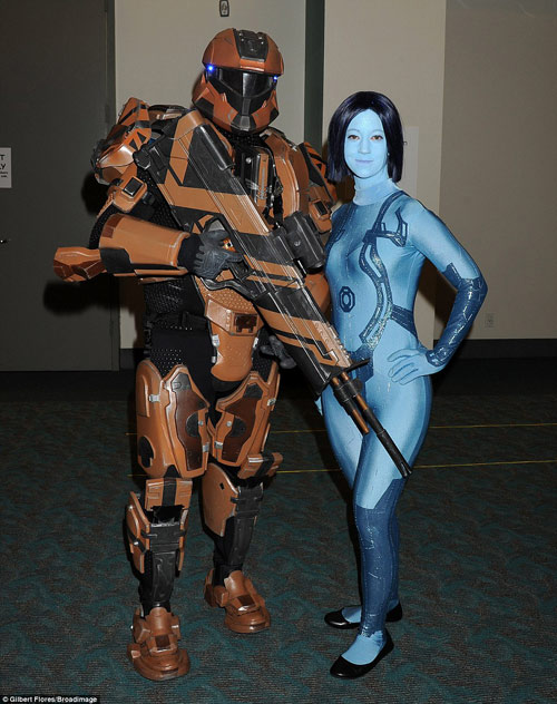 Hàng trăm fan nữ điện ảnh bị quấy rối vì mặc khêu gợi - 5