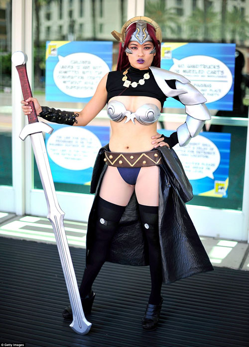 Hàng trăm fan nữ điện ảnh bị quấy rối vì mặc khêu gợi - 4