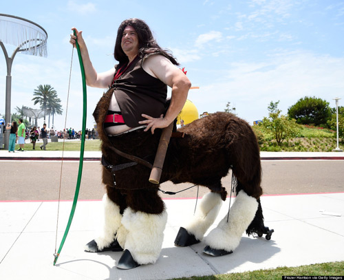 Hàng trăm fan nữ điện ảnh bị quấy rối vì mặc khêu gợi - 10