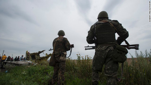 Dừng điều tra vụ MH17 rơi do giao tranh ác liệt ở Ukraine - 1