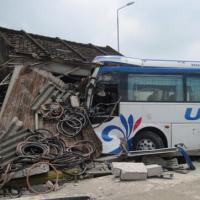 Tin tức trong ngày - Xe khách tông chết cụ ông, rồi đâm sập nhà dân