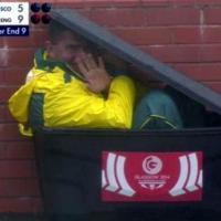 Thể thao - "Cười bể bụng'' màn trú mưa độc đáo của VĐV 45 tuổi