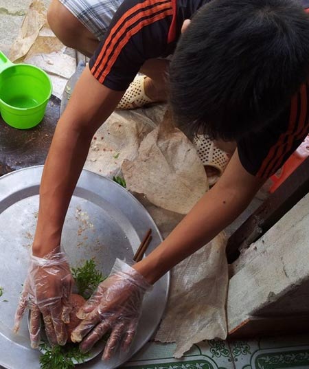 Món chạo làm từ xương, thịt lợn sống: Dễ viêm não - 1