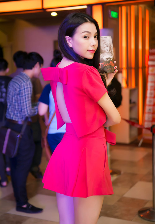 Trà Hằng, Vân Phi táo bạo chạm môi - 3