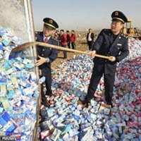 Tin tức trong ngày - TQ thu giữ 12 tấn kẹo sữa chua chứa độc tố melamine