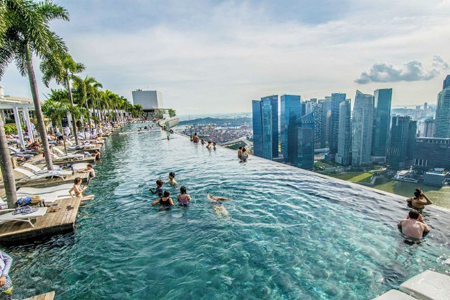 1. Khách sạn Marina Bay ở Singapore được gọi là “khách sạn bể bơi trên cao” với một hồ bơi vô cực tuyệt đẹp trên tầng thượng khách sạn 57 tầng. Đây là nơi mọi người có thể vừa bơi lội vừa chiêm ngưỡng đường chân trời của đảo quốc xinh đẹp.
