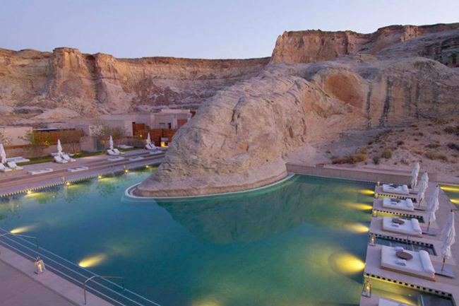 10.&nbsp;Khu nghỉ dưỡng Amangiri ở Utah xây dựng một bể bơi độc đáo với cảnh quan xung quanh thuộc dãy núi Canyon.
