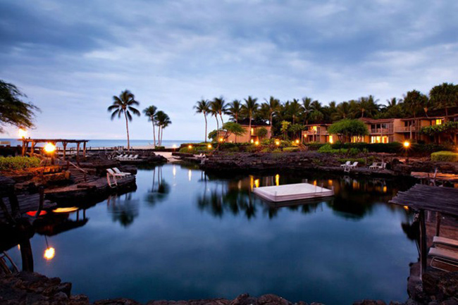 18.&nbsp;Bể bơi King’s Pond ở Four Seasons Resort Hualalai là một hồ bơi chứa 6.8 triệu lít nước được chạm khắc trên đá nham thạch tự nhiên. Du khách sẽ được trải nghiệm bơi cùng cá đuối và hơn 3.000 loài cá nhiệt đới trong hồ bơi kết hợp nước ngọt và nước biển này.
