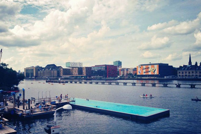 2.&nbsp;Bể bơi Arena Badeschiff nằm nổi trên sông Spree ở thủ đô Berlin, Đức. Tại đây, du khách có thể bơi đồng thời tận hưởng quang cảnh thành phố xung quanh. Thức ăn, đồ uống, âm nhạc và ghế nghỉ cũng luôn luôn sẵn sàng để phục vụ.
