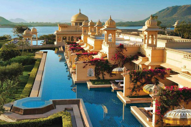 21.&nbsp;Khách sạn Oberoi Udaivilas ở Ấn Độ có một hồ bơi tuyệt đẹp mà du khách có thể bơi trực tiếp từ phòng riêng ra hồ bơi.
