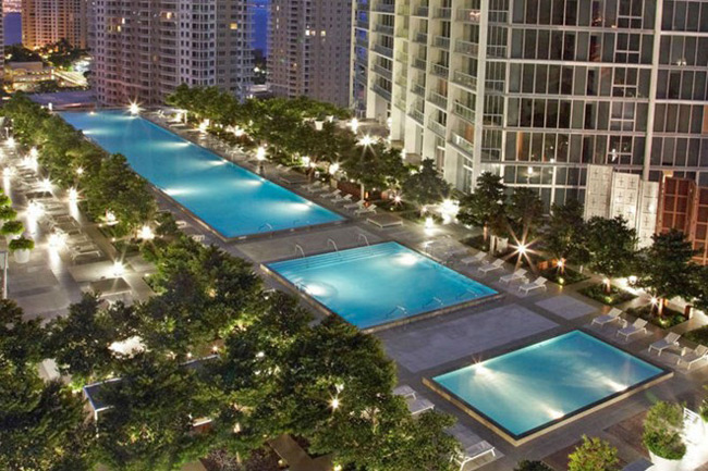 24. Hồ bơi Viceroy Miami:&nbsp;Du khách bơi lội trong bể bơi trên sân thượng rộng rãi của Viceroy Miami có thể chiêm ngưỡng trung tâm thành phố và vịnh một cách hoàn toàn khác lạ.
