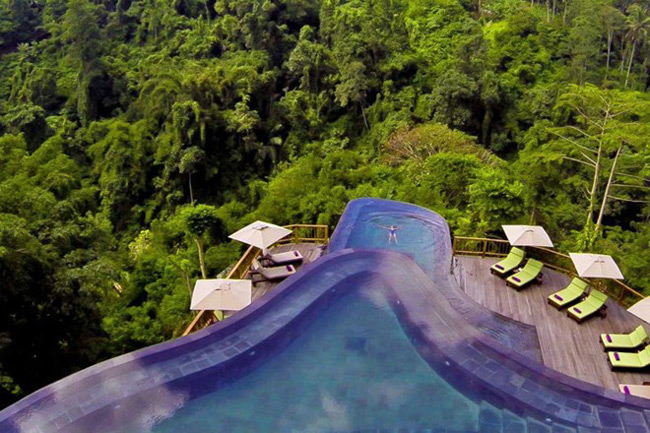 5.&nbsp;Bể bơi Hanging Gardens ở Ubud, Indonesia là một trong những nơi nổi tiếng nhất thế giới bởi thiết kế hai tầng hòa hợp với khung cảnh cây cối xanh tươi xung quanh.
